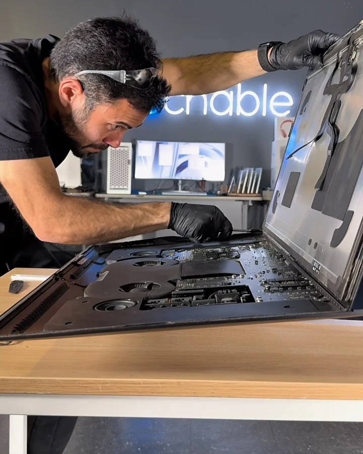 Jonathan Brax working on Apple hardware at Techable in Arlington Heights, Illinois